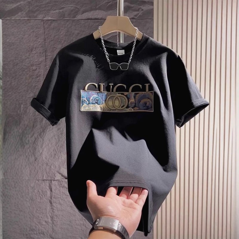 Gucci Black T-Shirt in Casual Streetwear Style Review: A Luggage-Scale Pull Test on the Chest Print Panel